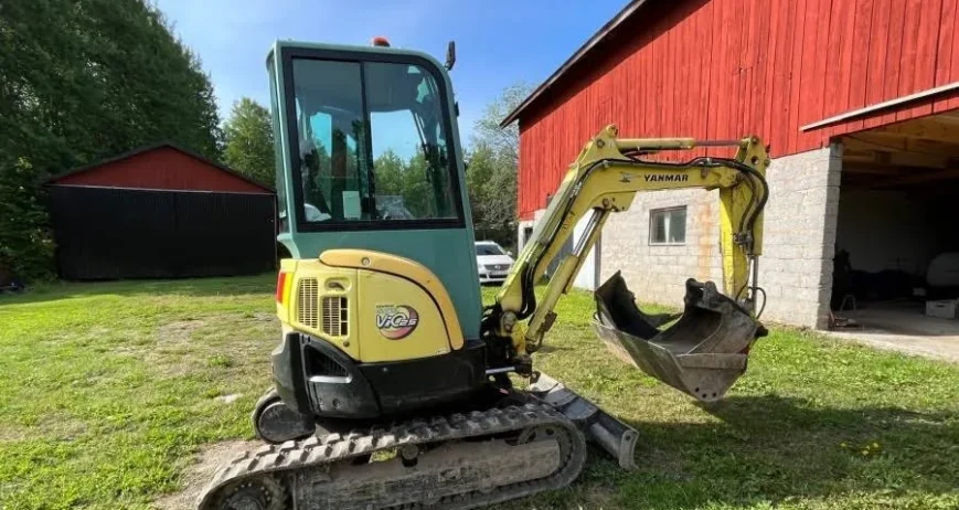 La Yanmar VIO25-4, modèle 2011, est une mini-pelle ultra-compacte de 2,67 tonnes, spécialement conçue pour les travaux urbains, paysagers ou dans les espaces restreints. Dotée de la technologie Zero Tail Swing de la série VIO, elle garantit une efficacité optimale sans débord arrière, même à proximité d’obstacles ou de murs.