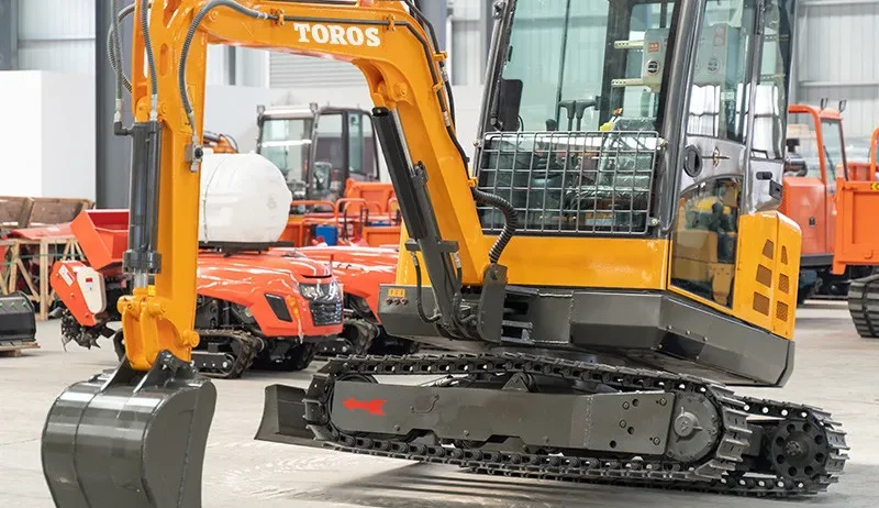 Robuste, fiable et puissante, la mini pelle Toros TE-30 de 3 tonnes est la solution idéale pour vos travaux de terrassement, construction, voirie ou aménagement paysager. Dotée d’un moteur CHANGCAI de 19,6 kW, elle combine performance, compacité et faible consommation.
