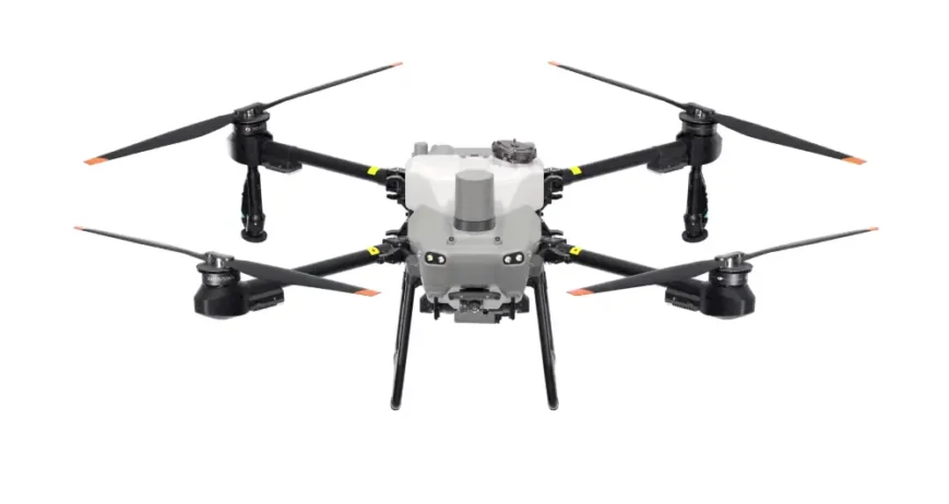 Le nouveau drone agricole DJI T25 est le partenaire idéal pour les opérations agricoles de précision. Avec une capacité de charge impressionnante, des systèmes de pulvérisation à double atomisation, des radars à réseau actif, et une caméra ultra-haute définition, il offre une solution complète pour les enquêtes aériennes, la défense contre le vol, et plus encore. Pliable, léger et flexible, il est parfait pour les opérations d’une seule personne.
