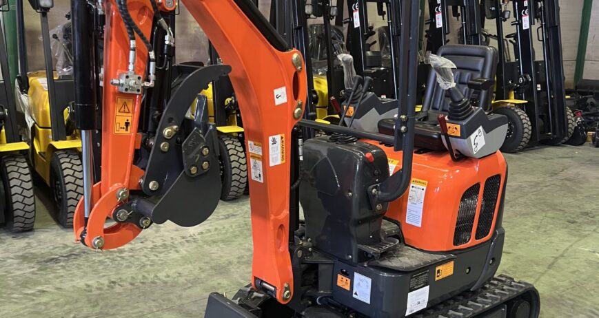 Excavatrice 1200 kg Moteur Kubota 3 Cylindres avec Chenilles Rétractables de 74 cm Excavatrice Compacte et Puissante pour Tous Types de Chantiers L’Excavatrice 1200 kg équipée du moteur Kubota 3 cylindres et des chenilles rétractables de 74 cm est une machine de terrassement compacte et performante, idéale pour les travaux de construction, aménagement paysager, excavation de fondations, et autres projets nécessitant un matériel fiable et maniable dans des espaces réduits. Avec son moteur Kubota reconnu pour sa robustesse et son faible entretien, cette mini-excavatrice est parfaitement adaptée pour les chantiers urbains, les terrains difficiles ou les zones de travail confinées.