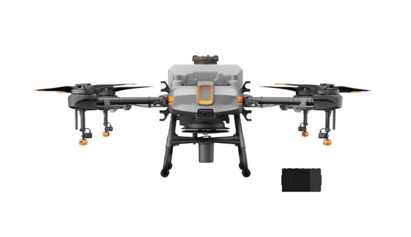 Le DJI Agras T50 est un drone agricole professionnel, spécialement conçu pour les grandes exploitations. Ce modèle de pointe intègre les dernières avancées numériques pour une gestion précise et efficace des cultures, permettant à la fois la pulvérisation de produits phytosanitaires et l’épandage d’engrais directement par voie aérienne. Sa capacité de charge atteint 50 kg, optimisant ainsi le traitement des cultures sur de vastes superficies. Ce drone est équipé d’un système innovant de pulvérisation à double atomisation qui garantit une distribution homogène et efficace des produits. Grâce à deux buses situées à l’arrière, le système peut traiter 16 litres par minute, produisant une brume fine qui minimise les pertes par gouttes, grâce à une électrovanne améliorée. Par ailleurs, le système d’épandage du T50 utilise une centrifugeuse à canal en spirale pour une dispersion optimisée des semences ou engrais, avec une capacité de cuve allant jusqu’à 75 litres et un débit d’épandage de 108 kg/minute. Le T50 est doté de deux radars, avant et arrière, pour une détection d’obstacles à 360°, lui permettant de naviguer de manière autonome et sûre en s’adaptant à la topographie du terrain, ce qui garantit une puissance de traitement constante, indépendamment des variations de pente. Enfin, le T50 dispose de capacités avancées de cartographie et peut scanner jusqu’à 32 hectares en 10 minutes, éliminant le besoin d’un drone secondaire pour la reconnaissance du terrain. Cette fonctionnalité prépare efficacement le terrain pour les traitements ultérieurs, qu’ils soient de pulvérisation ou d’épandage.